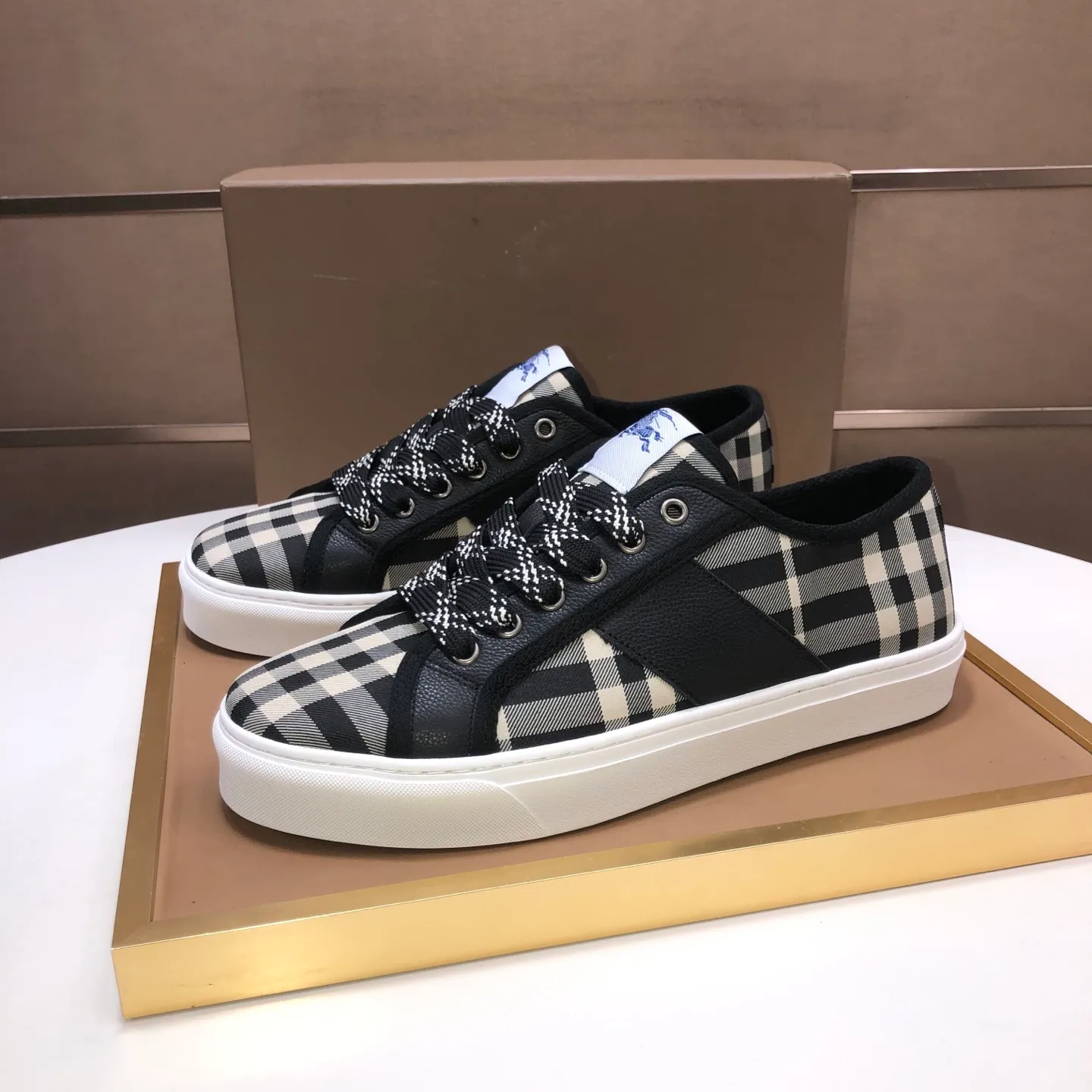 Men's shoes💰460💰【Burberry】Classic low-top sneakers｜Imported cowhide with classic plaid fabric｜Sheepskin lining｜Original outsole｜Fine workmanship and comfortable to wear Size: 38-44 (customized at 45)